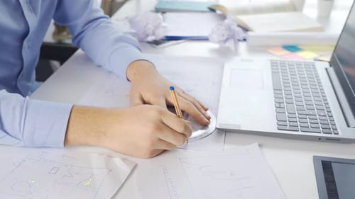 Arquitecto o ingeniero que planifica y dibuja el proyecto.