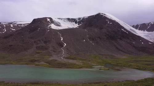 Lago Paterbashik en las montañas del centro de Tien Shan, Kirguistán, Garganta de Barskoon, 3598 metros
