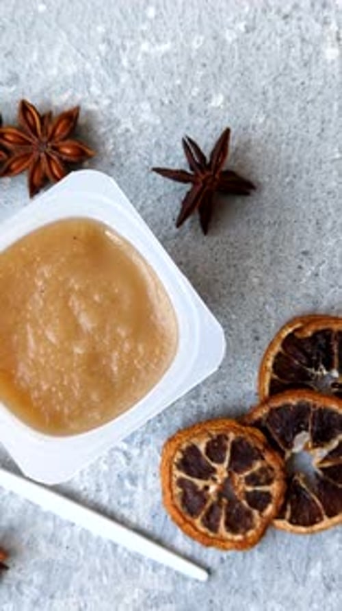 Sauce sucrée aux pommes, nourriture pour bébés, ingrédient en conserve pour les desserts. Compote de pommes