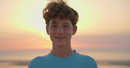 Joven adolescente mira a la cámara adolescente feliz al aire libre Cara de primer plano de un chico guapo en el