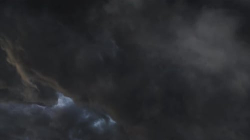 dramatisch Himmel mit dunklen Wolken und Sturm