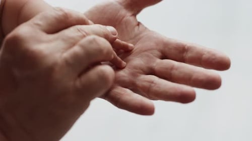 Paternité heureuse et loisirs d'un homme caucasien âgé avec une fille en bonne santé