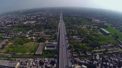 Lange Antenne über die saubere und grüne Autobahn der Stadt