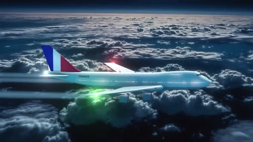 Kommerziell Passagierflugzeug Jumbo Jet fliegt nachts über Wolken mit Landesflagge Frankreich