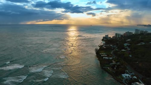 Die Wellen des Pazifischen Ozeans erreichen die Küste von Honolulu, Hawaii, USA.