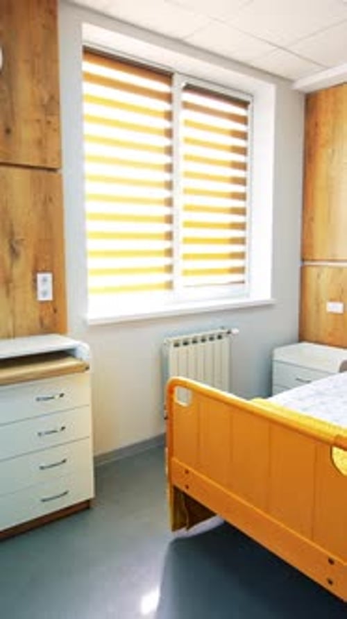 Habitación grande y acogedora para las madres después del parto.