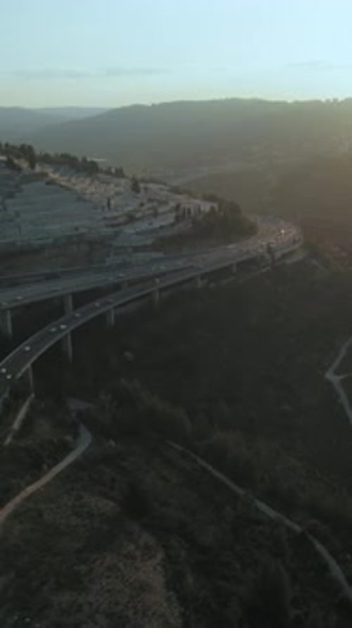 Cimetière de Har HaMenuchot, à l'entrée de Jérusalem, en Israël. À côté du cimetière se trouvent de nombreux trams