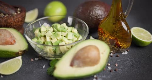 Geschnittene gehackte Avocadofrucht in einer Glasschüssel bei Domestic Kitchen