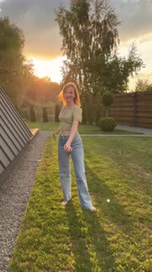 Glückliche schöne Frau