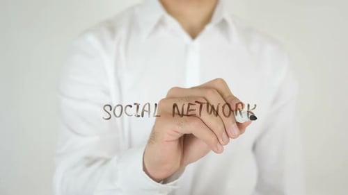 Réseau social, écrit sur du verre