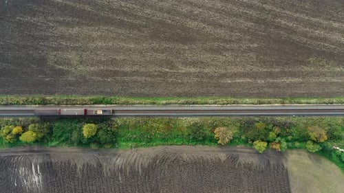 Drohnen-Folgeschuss. Einem Zug folgen, der auf einer Bahnstrecke fährt