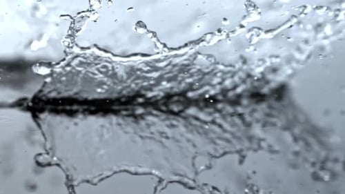 Ralentissement des éclaboussures d'eau filmées par une caméra haute vitesse à 1000 images par seconde