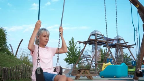 Adolescent aux rêves heureux sur Swing