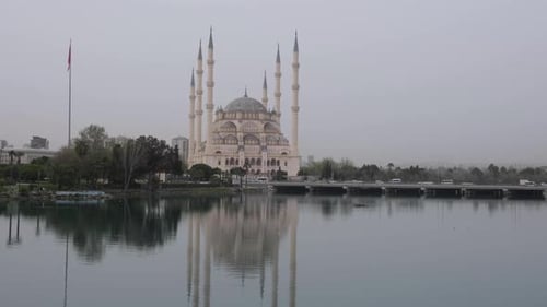 La plus grande mosquée centrale Sabanci de Turquie à Adana, au bord du fleuve Seyhan.