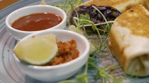 Kochprozess Traditioneller mexikanischer Burrito auf dem Grill