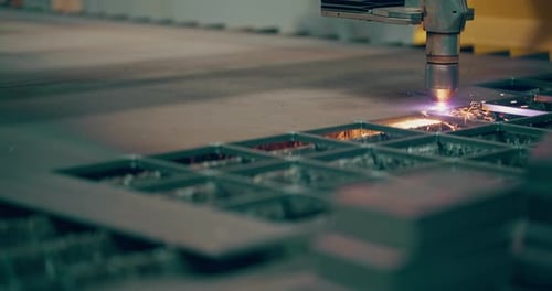 Plasma Laser Cutting Metal Sheet with Sparks High Temperature