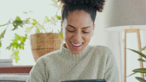 Mujer negra con teléfonos inteligentes, juegos y jugadores entusiasmada con la acción, los deportes electrónicos o el uso de Aplicación móviles en línea
