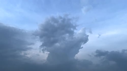 Wunderschöner Himmel über der Reisfarm auf dem Land