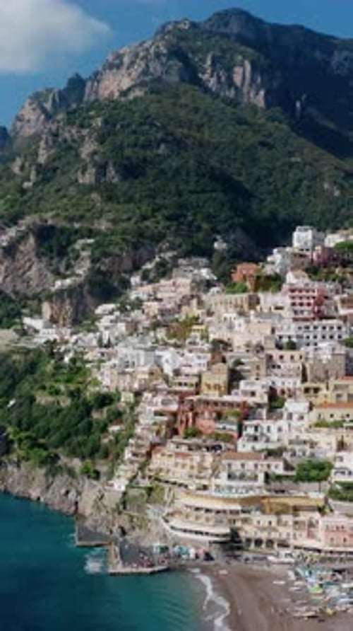 Vue aérienne verticale du célèbre village de Positano construit sur une terrasse naturelle à flanc de falaise sur la côte amalfitaine