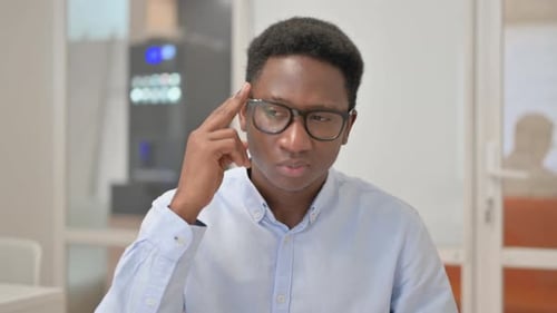 Porträt eines nachdenklichen afrikanischen Geschäftsmannes, der über eine neue Idee nachdenkt