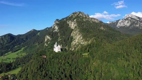 Märchenschloss Neuschwanstein in der Nähe von Füssen, Bayern, Deutschland. Blick auf das berühmte Schloss Neuschwanstein
.