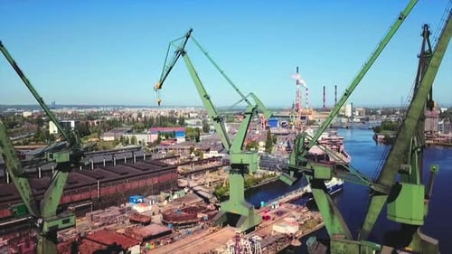 Drohne fliegt zurück von der Werft und den Kränen