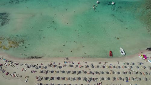 Zumbido aéreo de la laguna azul en la playa de Balos, Creta, Grecia