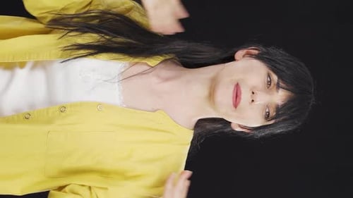 Vidéo verticale de La température élevée de l'air étouffe la femme.