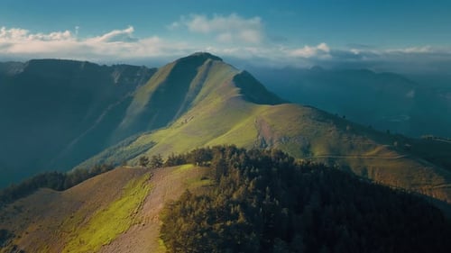 Vista aérea de belos lugares turísticos e da natureza com a montanha do Daguestão