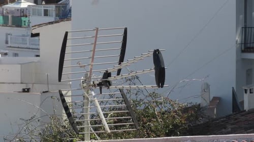 Alte Antenne, die das Fernsehsignal empfängt