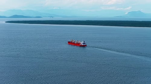 Frachtschiff segelt auf offener See — Kommerziell Frachtschiff Seeverkehr