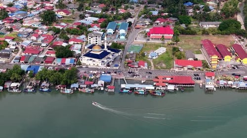 Vue aérienne par drone de la mosquée Masjid Al-Muttaqin à Kuala Sedili Besar en Malaisie