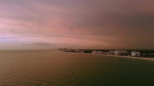 Foto aérea de la ciudad de Naples, Florida, en la hora del atardecer rojo
