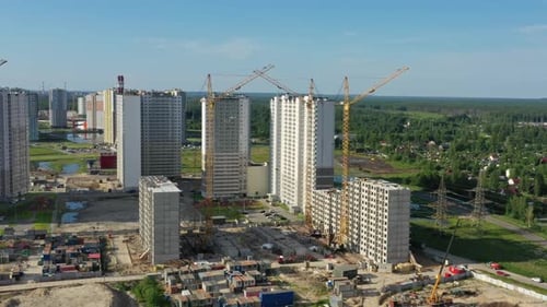 Grúa de edificios y edificios en construcción