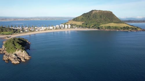 L'île de Moturiki et la ville de Mount Maunganui dans la baie de Plenty, île du Nord, Nouvelle-Zélande. Déroulement aérien