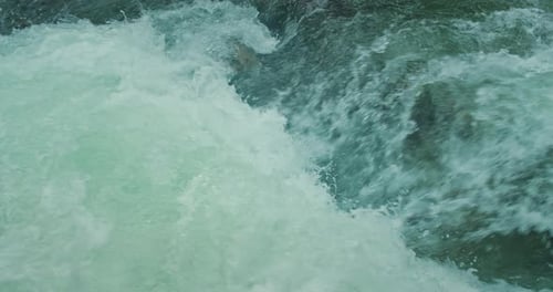 Puissante cascade d'eau vive déchaînée tombant avec force sur une arête rocheuse. Wat glaciaire aux eaux cristallines