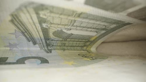 Ich ziehe eine Fünf-Euro-Banknote aus der Tasche, während die Kamera von innen herausfährt. Dolly Slider