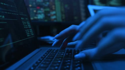 Vue rapprochée des mains d'une femme hacker, tapant sur le clavier