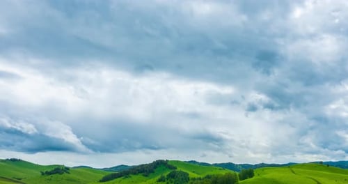 Bergwiesen-Zeitraffer im Sommer oder Herbst Wilde Natur und ländliches Feld Schnelle Wolken