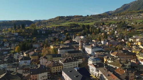 Ville médiévale avec Palazzo della Magnifica Comunità di Fiemme à Cavalese, Italie. Prise de vue aérienne