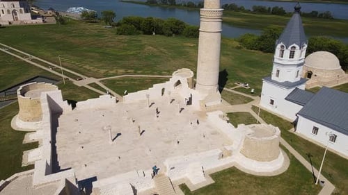 Vue aérienne du minaret médiéval et des ruines de la colonie de Bolgar