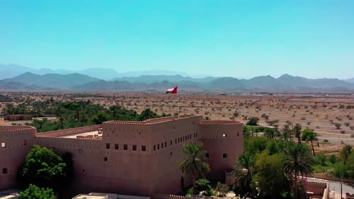 Vue aérienne d'un immense fort traditionnel à Oman