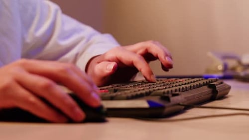 Junge Frau tippt auf Computertastatur Nahaufnahme Arbeitsplatz Konzept Arbeiten und Chatten in