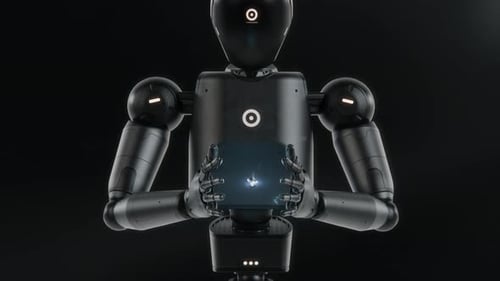 Visualisierung eines fortschrittlichen humanoiden Roboters mit schwebender zukünftiger Inschrift in einer Hightech-Umgebung