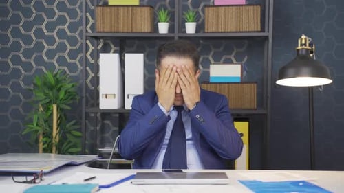 Un homme d'affaires atteint d'une tumeur au cerveau a mal à la tête