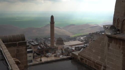 Die Kamera auf dem Dach der Zinciriye Madrasa zoomt auf die Große Moschee von Mardin heran. Wir sehen das Wunderbare