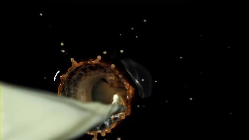 Se vierte un chorro de leche en el café negro filmado con una cámara de alta velocidad a 1000 fps