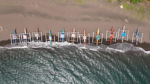 Playa de arena con barcos en la isla Camiguin, Filipinas