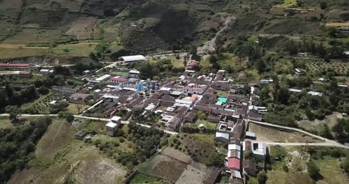 Vista aérea de la ciudad de Huasmin, Cajamarca — Pueblo andino tradicional en Perú