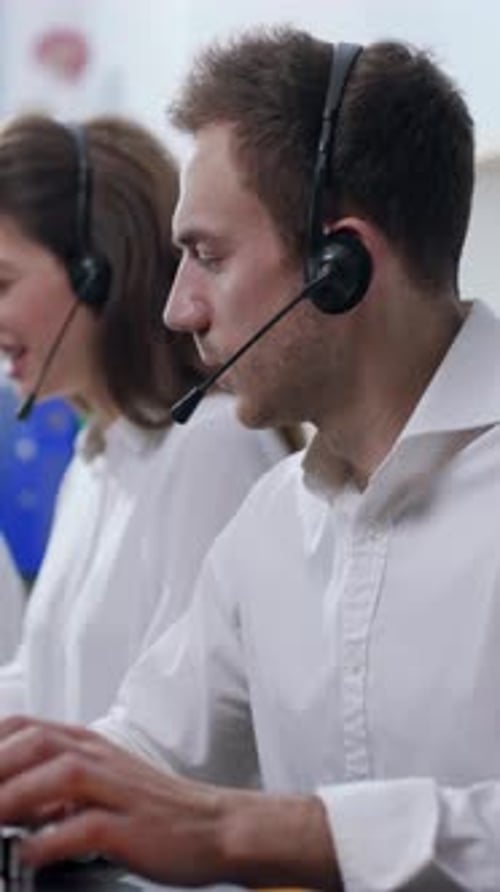 Engagierte und fokussierte Call Center-Agenten, die effektiv in modernen Büroräumen arbeiten
